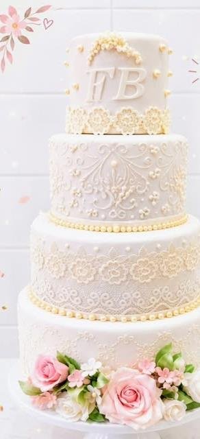 Bolo de casamento de quatro andares com rendas e rosas